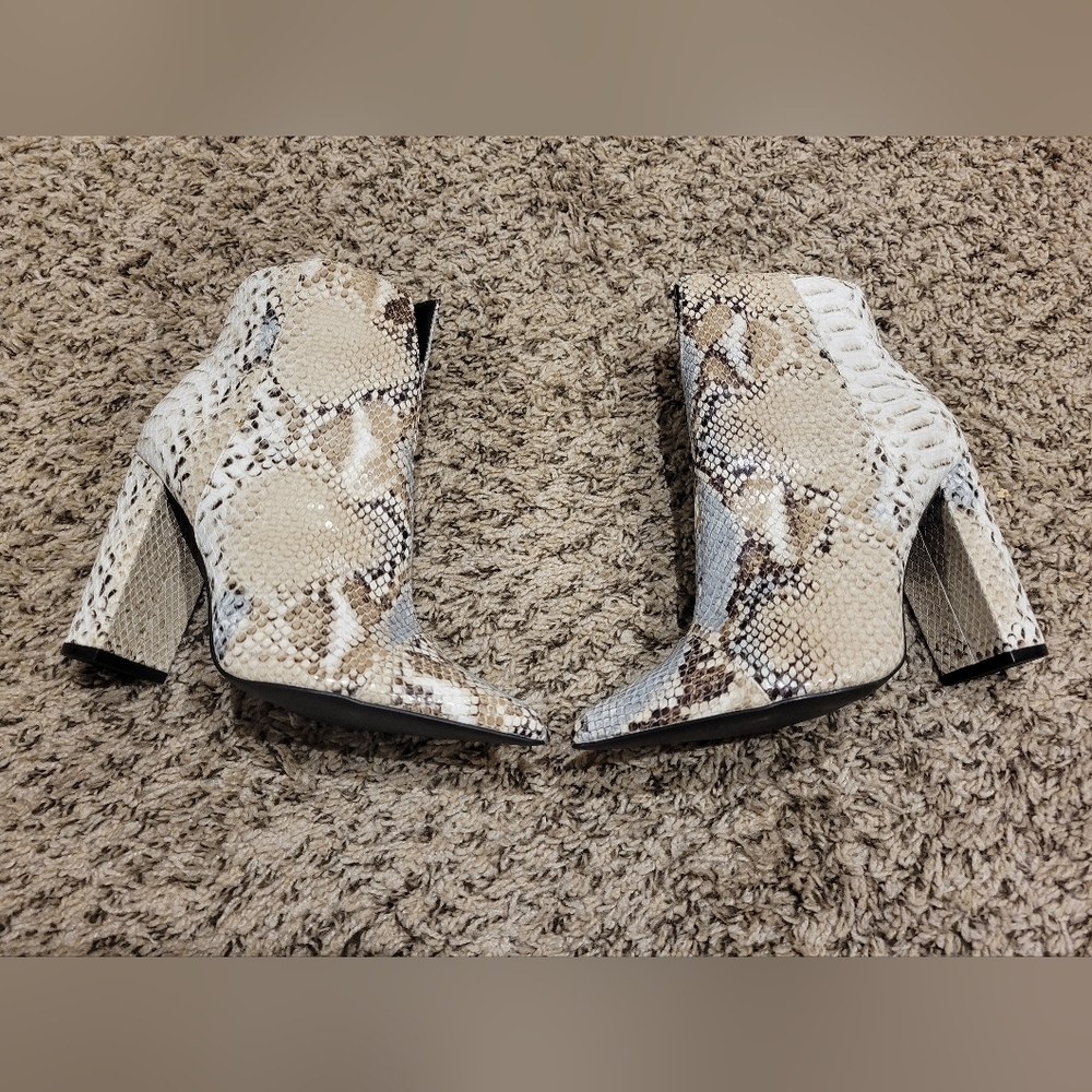 Qupid Signal Block Heel Boots